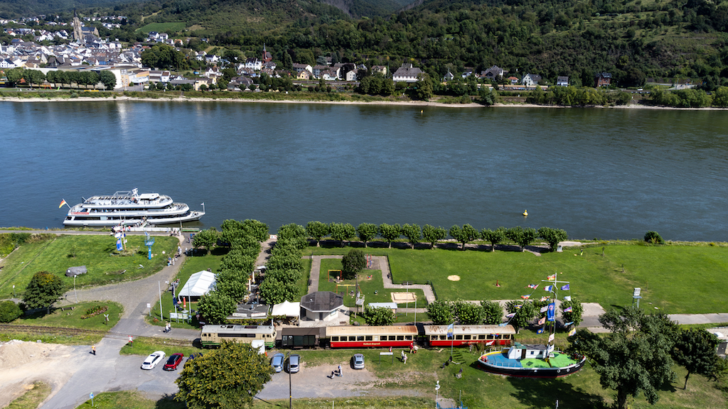 2024 08 22 Brohltalbahn Schiffsanleger mit Schiff und Vulkan Express 002 HP